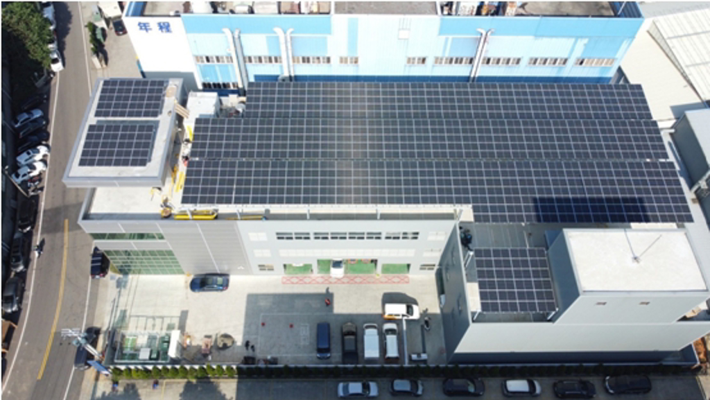 和泰豐田也響應集團及原廠目標，期望於2050年達到碳中和，北備中心設有太陽能板，年發電量226Mwh，相當於公司一年1/10的碳排量。 (和泰汽車提供)