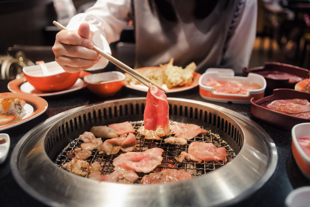 专家唿吁，烹饪时最好区分生食、熟食的烹调器具，处理完生肉之后务必洗手，减少细菌污染的可能性。（图／Shutterstock）(photo:ChinaTimes)