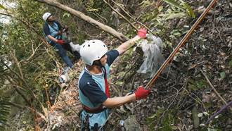 秀林國中「繩索隊」結合技能淨山 清出太魯閣崖壁250公斤垃圾