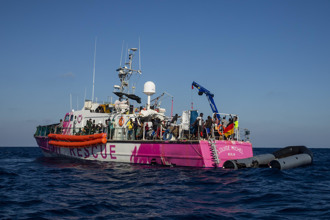 班克西移民救援船遭扣留 義大利：未遵守指令