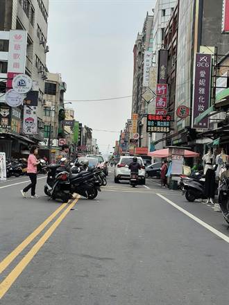 竹南市場路中間雙黃線停一排機車 遭狠酸「苗栗國停車」