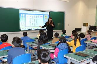 苗縣兒童節禮物 鍾東錦宣布145所學校建置86吋觸控大屏