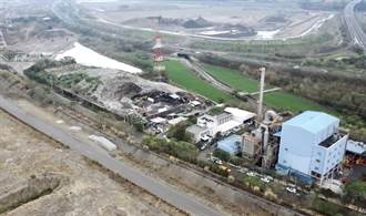 鳥嘴潭畔8萬噸垃圾山有解 環保署擬打包送中鋼、台泥等企業