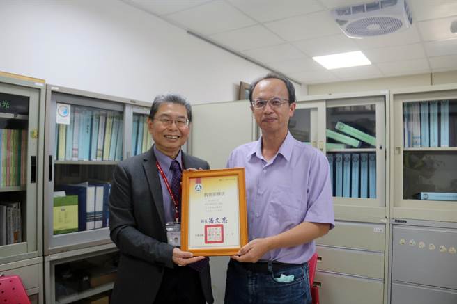台中捐血中心主任林冠州（左）為感謝弘光科大師生長期辦理捐血活動，親自到學校致贈教育部獎狀；由副校長潘世尊（右）代表接受頒贈。(弘光科大提供)