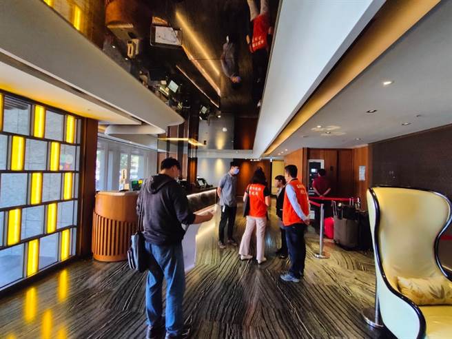 高市觀光局二度聯合稽查，這次在11家飯店中，查獲城市商旅德立莊博愛館1晚售價1萬3365元，超出備查價格，予以重罰3萬元。（柯宗緯翻攝）