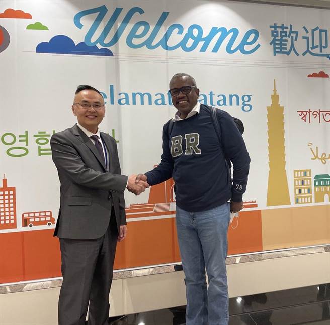 外交部北美司张总领事诗瑞（图左）代表外交部欢迎美属维京群岛总督布莱恩（Albert Bryan Jr.)（图右）访问团访台。(外交部提供)