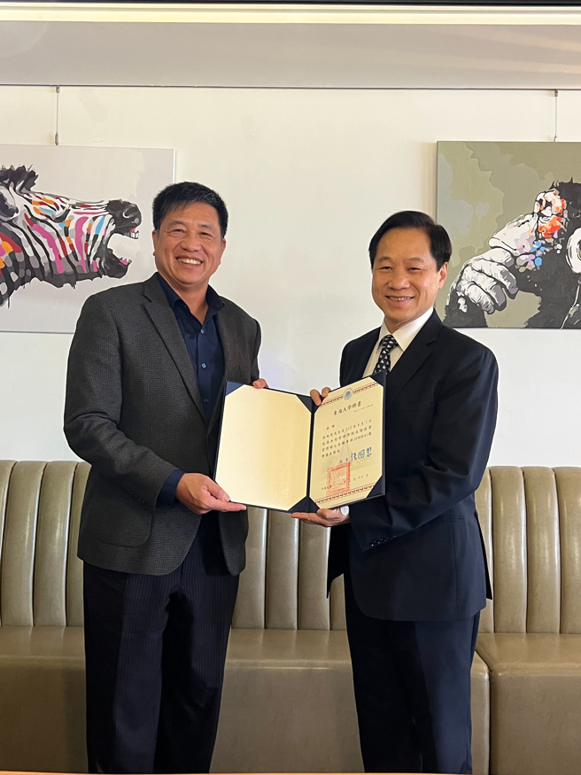 东海大学校长张国恩进行讲座教授颁证典礼。（左）为友达集团董事长彭双浪。(提供/东海大学)