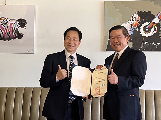 东海大学讲座教授颁证典礼，（右）佳世达集团董事长陈其宏。(提供/东海大学)
