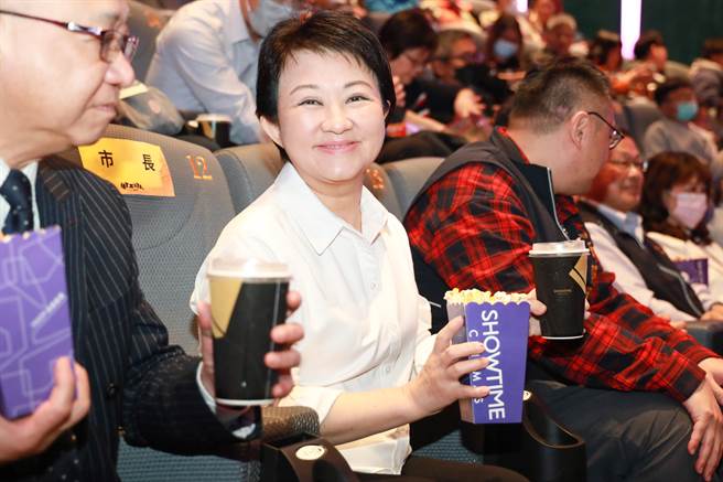 台中市长卢秀燕准备「黄金比例爆米花」与全场观眾分享。（台中市政府提供）