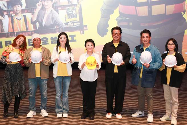 台中市长卢秀燕（中）与《做工的人 电影版》主创及演员群，互赠签名工地帽。（台中市政府提供）