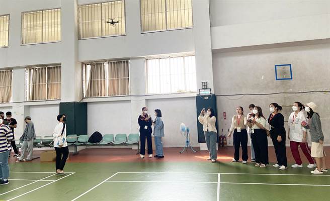 佛统大学华语系学生，于弘光科大学习操作无人机，他们都觉得很有趣。（陈世宗摄）