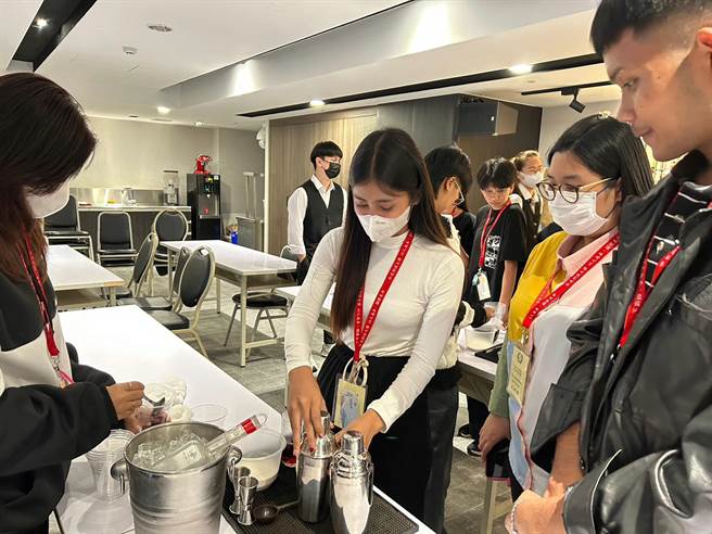 佛统大学华语系学生学做珍珠奶茶。（陈世宗摄）