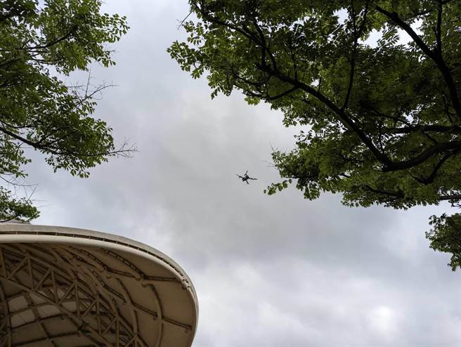 农业局使用空拍机搜索狒狒。（农业局提供／吕筱蝉桃园传真）