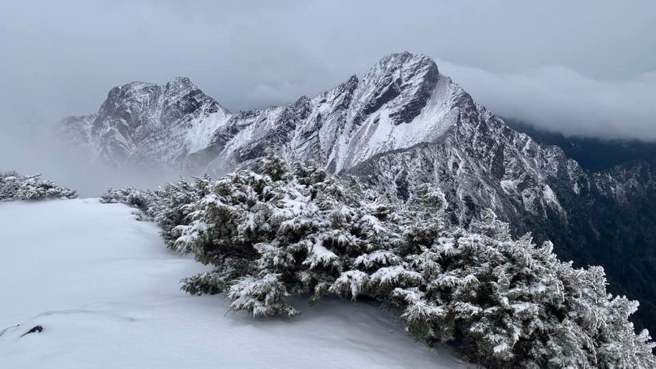 氣象局長鄭明典貼出從玉山北峰氣象站，望向主峰的白雪美照。(翻攝自鄭明典臉書)