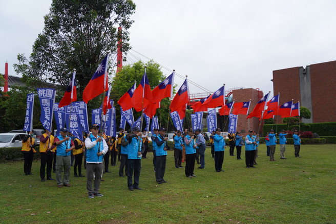 「眷恋嘉年华」活动一开始，是代表不同眷村的眷村旗入场。(图/眷恋嘉年华提供)