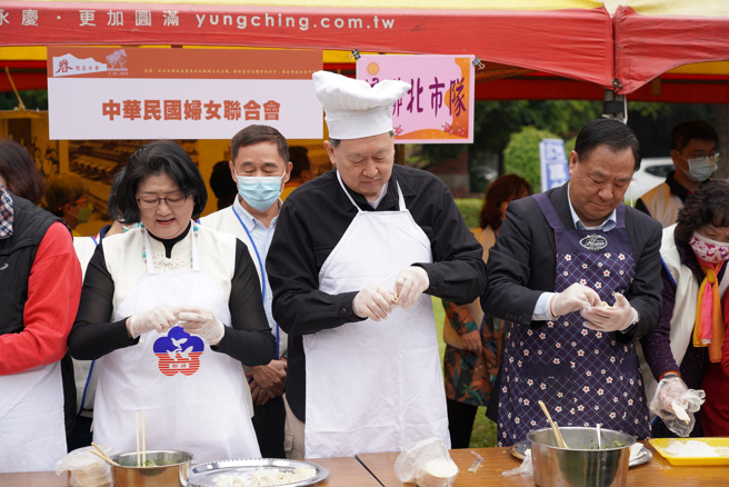 「高雄市国军眷村文化发展协会」理事长赵怡(中)现场包起眷村味水饺。(图/眷恋嘉年华提供)