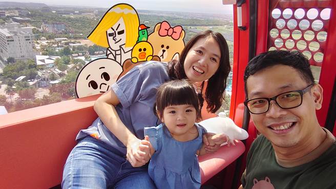 全台最大天空之梦摩天轮推出超萌的LINE FRIENDS主题车厢，连假限定每座车厢只要999元 。(丽宝乐园提供)