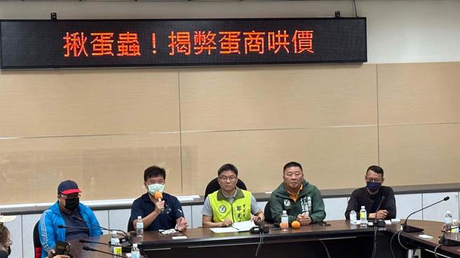 民進黨高市議員鄭光峰、黨團總召江瑞鴻今（27）日邀集30家小型早餐店業者，舉辦「揪蛋蟲！揭弊蛋商哄價」記者會。（柯宗緯攝）