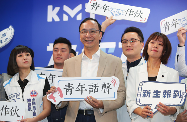 国民党「青年事务委员会第二届委员名单公布」记者会27日举行， 党主席朱立伦（中）与青年事务委员会委员合影留念。（季志翔摄）