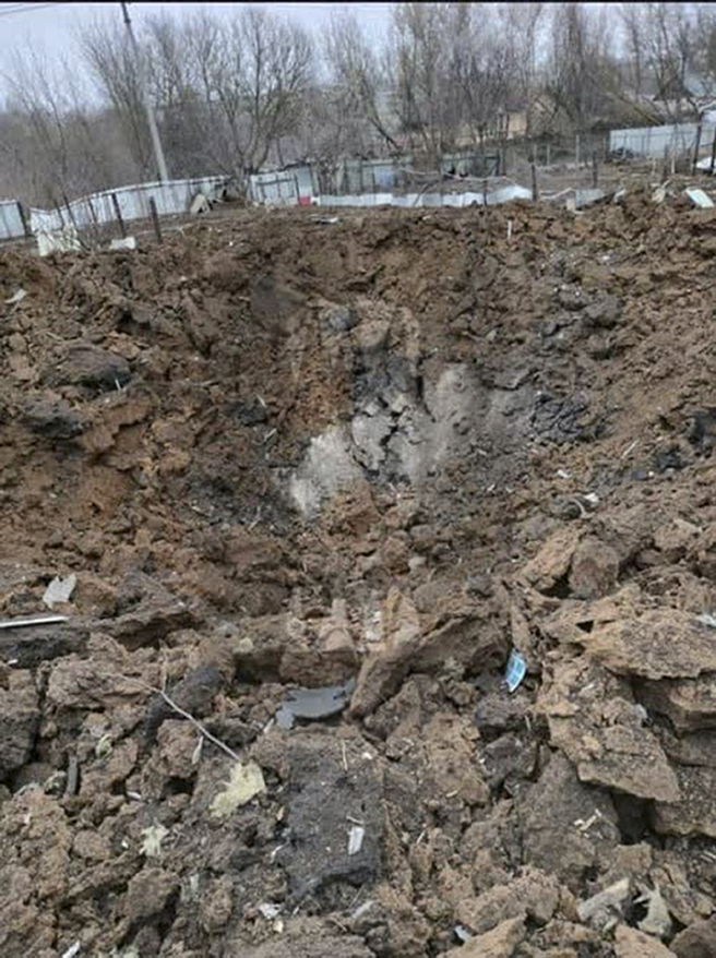 疑似烏克蘭的無人機對俄羅斯發動攻擊，墜毀在基列耶夫斯克（Kireyevsk）市中心，留下一個大洞。（圖／美聯社）
