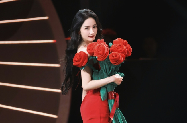 杨幂于近日的微博之夜以一袭大红色高订礼服现身。(图/微博)