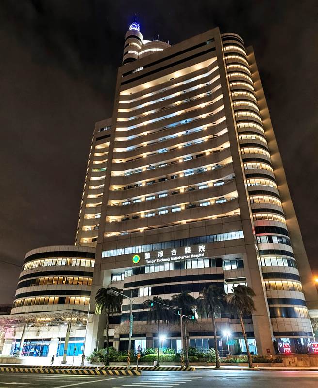 梧栖童综合医院夜晚的场景，扮演台中港区的地标。（童综合医院提供）