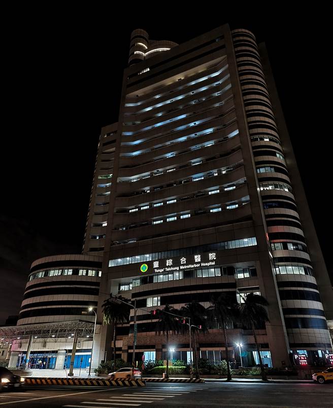 童医院响应2023.03.26 Earth Hour关灯一小时，童医院关灯一小时的样貌。（童综合医院提供）