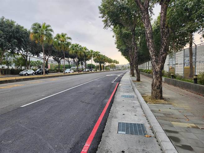 高雄市水利局为改善淹水问题，施作高铁路的道路侧沟加大工程，此工程已经于今年3月完工。（水利局提供／林瑞益高雄传真）