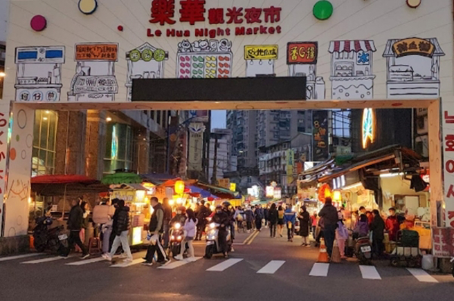 一名男網友表示，近日到樂華夜市吃美食，看到一名和母親走散的男孩。（圖／翻攝自google map）