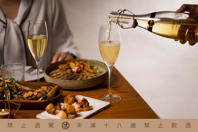 SUNMAI金色三麦跨界推出「MISSS蜂蜜气泡酒」， 上市一周热销万瓶，社群口碑持续延烧，即日起限量上市。（图／金色三麦提供）★《中时新闻网》关心您：饮酒过量，有碍健康。酒后不开车，安全有保障！