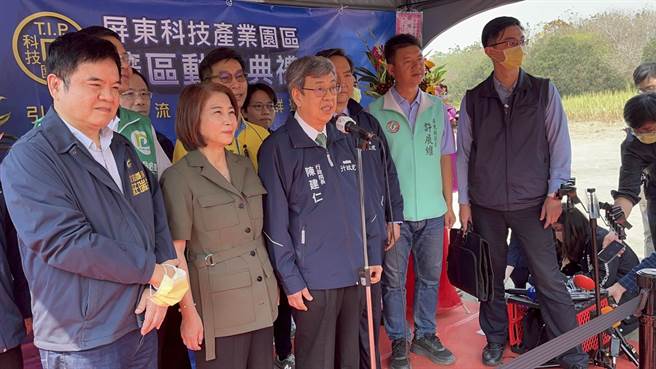 与宏国断交之际访陆，陈建仁(中)建议马英九，少点脾气、多点勇气，让我国外交争一口气。(林和生摄)