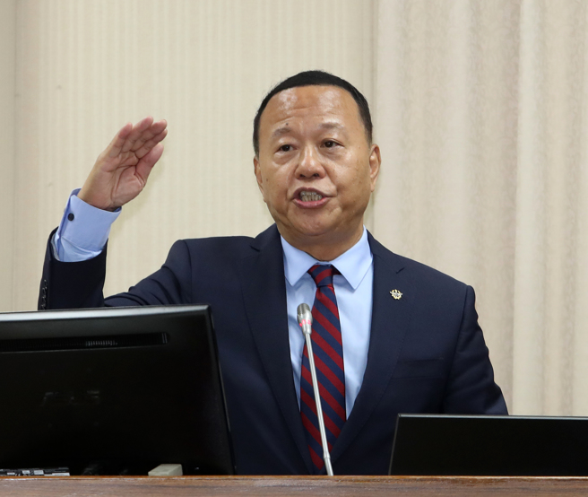 柏鸿辉受访时表示，总统出访这件事情，国军针对对岸所有动态必须有所掌握。（刘宗龙摄）