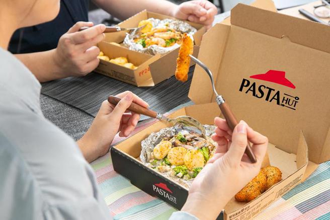 必胜客PK双飨卡APP祭出平日个人餐专属优惠，买Pasta Hut纸包义大利麵、饭，或指定口味个人比萨，加1元就享美味副食4选1。（图／必胜客提供）