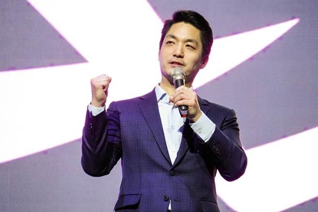 蒋万安热情尬舞近1分钟，与平时受访的严肃模样大不同。（本报资料照片）