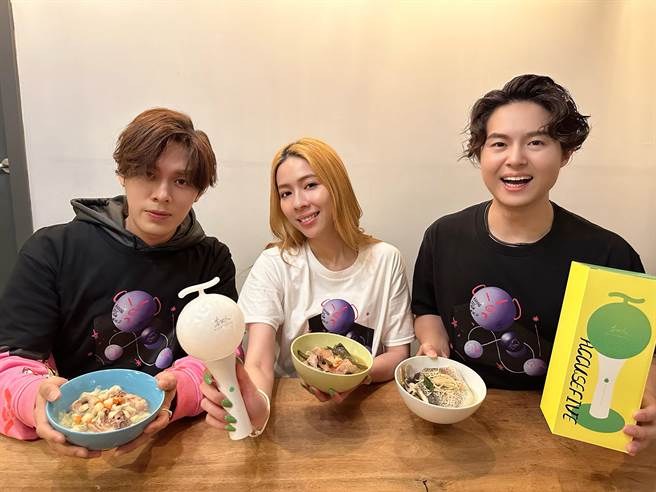 告五人演唱会前喝补汤强身，抢先曝光「你要不要变哈密瓜」互动手灯等相关周边商品。（相信音乐提供）