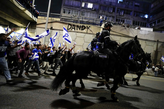 以色列骑警驱离特拉维夫高速公路上的抗议人士。（图／美联社）