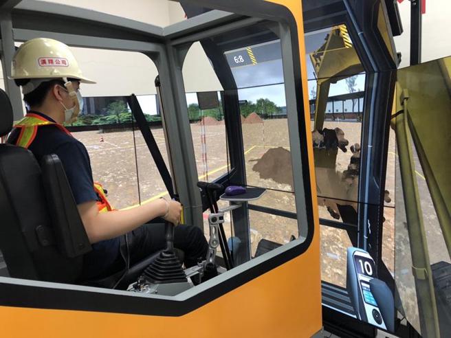 重機械操作-挖掘術科擬真系統。（圖／勞動部）