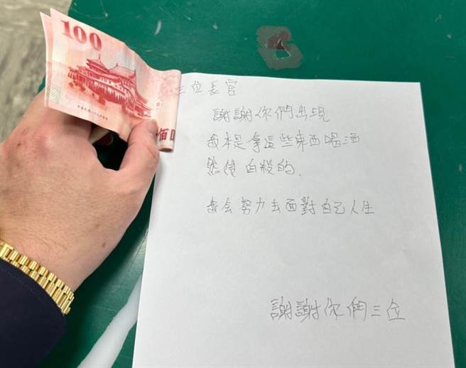 黄姓男子被逮事后，回警局还车钱，还留纸条谢谢员警让他转念。（翻摄画面）
