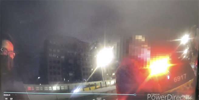 黄姓男子搭计程车被查获持有毒品果汁包与梅锭。（翻摄画面）