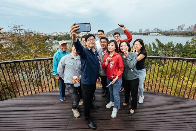 陈其迈与地方民代等贵宾自拍合影。(高雄市文化局提供)