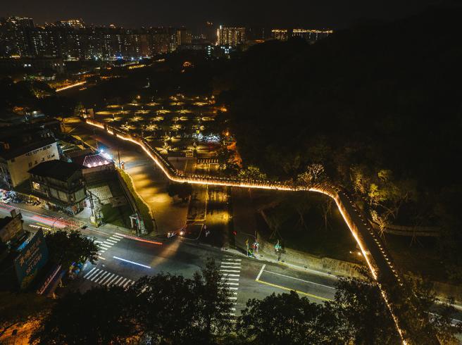 见城之道设计上顏色、量体、高度等与周遭地景融合，更考量交通安全让跨越胜利路段拉高到6米高。(高雄市文化局提供)