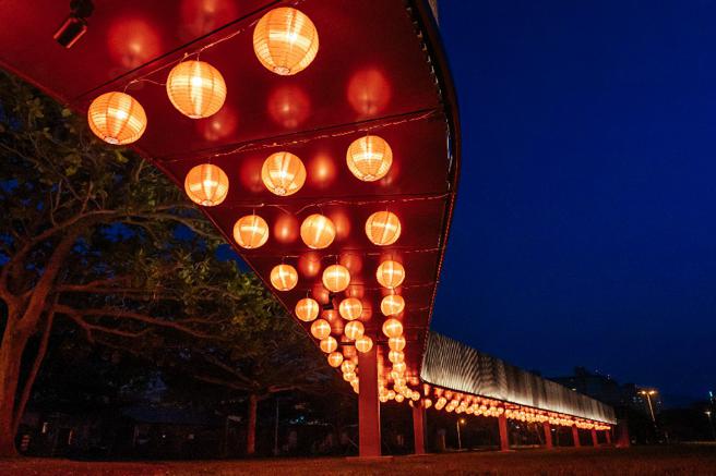 见城之道挂起喜庆红灯笼，沿着古城墙体验台湾第一石城的雄伟与歷史的痕迹。(高雄市文化局提供)