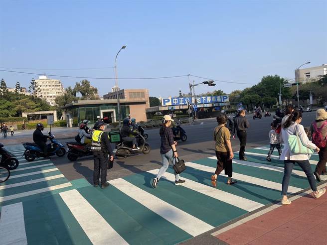 中市警二分局启动「行人正义大执法」，短短14天，中警二分局举发578件汽机车行经路口不礼让行人交通违规。（中市警二分局提供／潘虹恩台中传真）