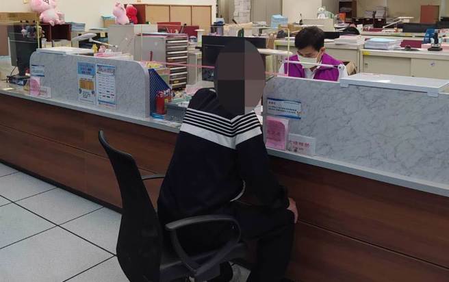 李男担心继承的房产遭到查封，赶紧到新北分署办理分期缴纳。（新北分署提供）