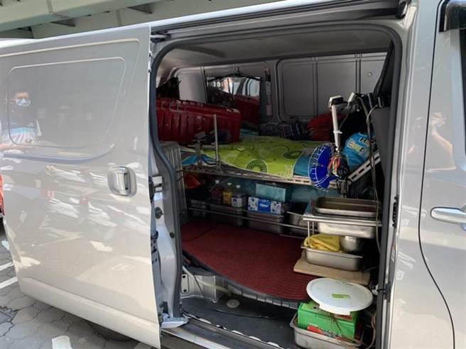 67岁男子洪添进2016年起多次假借治病、改运等说法，车震4名少女达百次，新北地院今依强制性交等罪，重判洪男22年徒刑。（新北市妇幼警察队提供）