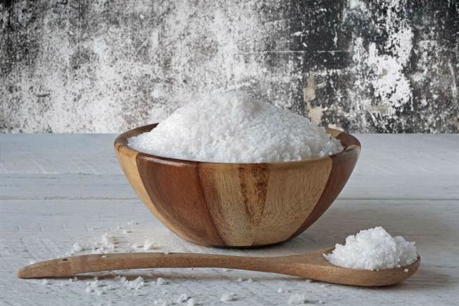 营养师提醒，长期饮食没有盐巴，会造成身体电解质不平衡。（示意图／Shutterstock）