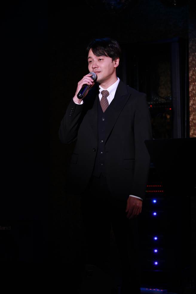 黄文星剧中对王瞳深情献唱。（民视提供）