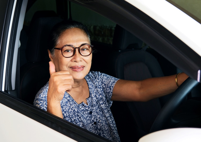 國外論壇Reddit近期熱議一則13年前舊聞，南韓完州69歲阿嬤車三順（Cha Sa-soon）5年來考了960次筆試及路考測驗，才終於拿到駕照。（示意圖／shutterstock）