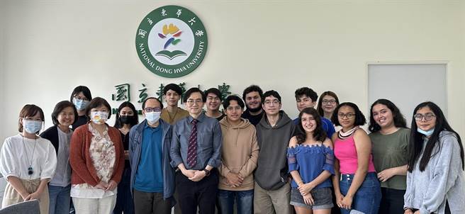 台湾与宏都拉斯昨正式宣布断交，恐衝击在台留学的宏国学生，国立东华东华大学将提供校内12名宏国学生免学杂费，并给予生活津贴，助他们继续完成学业。（东华大学提供／罗亦晽花莲传真）