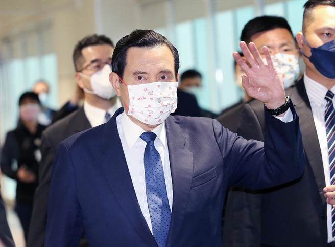 马英九登机前向媒体挥手致意。（范扬光摄）